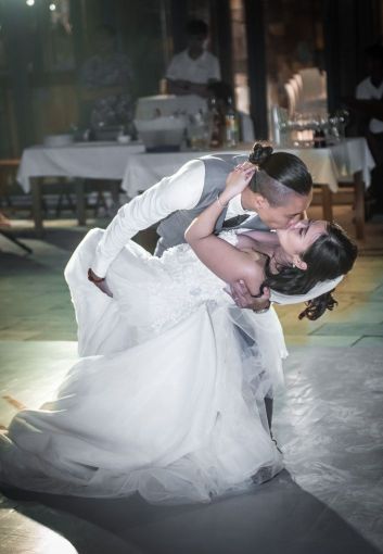 An Bang Beach Restaurant - Private Events : Happy couple kissing