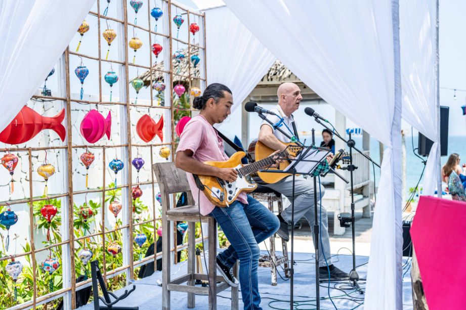 Live music performance at Shore Club, An Bang Beach, for Easter Sunday 2024, creating a vibrant and festive atmosphere.